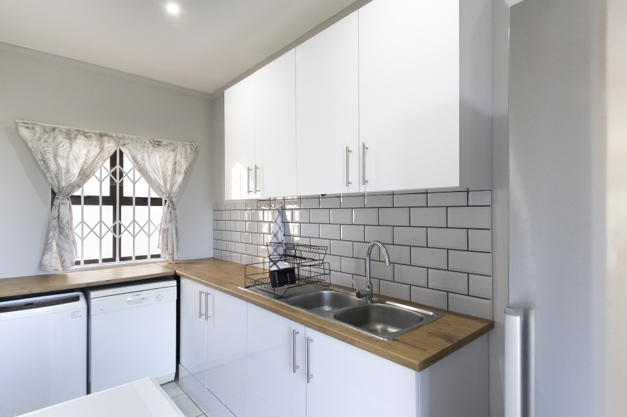 6 Bedroom Property for Sale in Sir Lowrys Pass Village Western Cape
